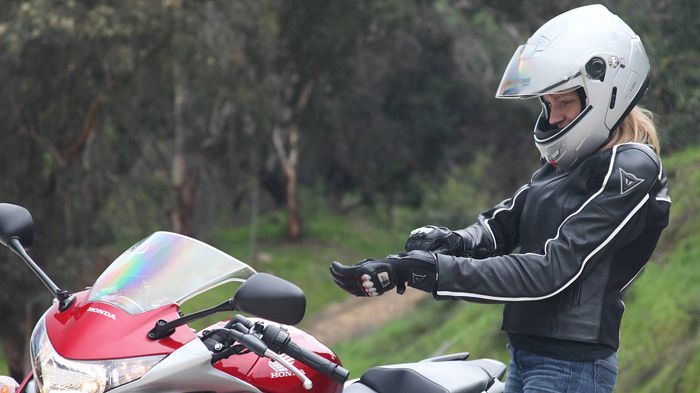 Τα γάντια αποτελούν ένα ακόμη προστασίας, ενάντια στους τραυματισμούς, αλλά και τα καιρικά φαινόμενα.