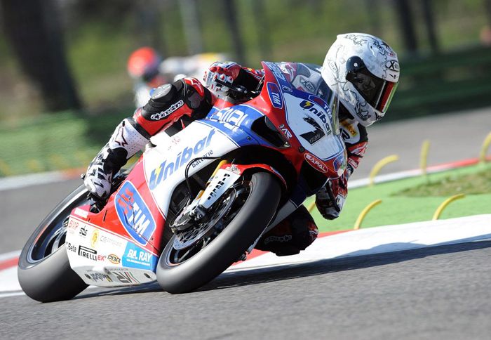 Ο μεγάλος νικητής στην πίστα της Ιταλίας αναδείχθηκε ο Carlos Checa.
Ο μεγάλος νικητής στην πίστα της Ιταλίας αναδείχθηκε ο Carlos Checa.