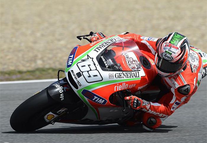 Ο Nicky Hayden βρήκε την ευκαιρία πριν τελειώσει η βροχερή ημέρα να σημειώσει τον ταχύτερο χρόνο.
