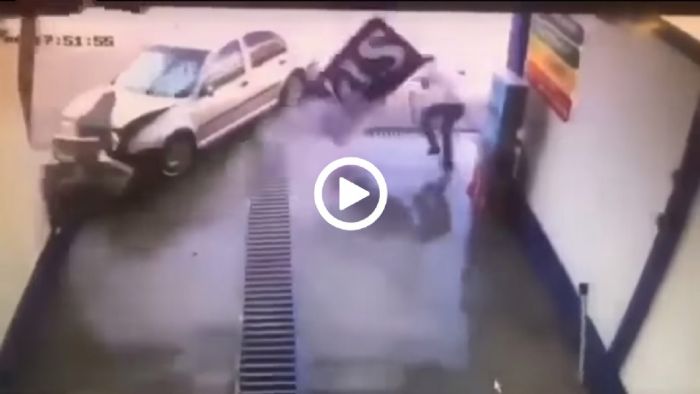 Video: Γλίτωσε από αυτοκίνητο, την πάτησε από πινακίδα!