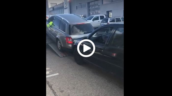Golf «χουφτώνει» Audi σε ράμπα Golf «χουφτώνει» Audi σε ράμπα