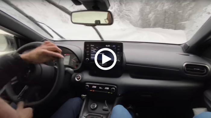 Το Toyota GR Yaris driftάρει στο χιόνι 