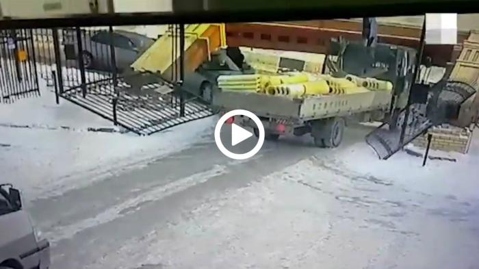 Φορτηγό γκρεμίζει πύλη από τις κολόνες