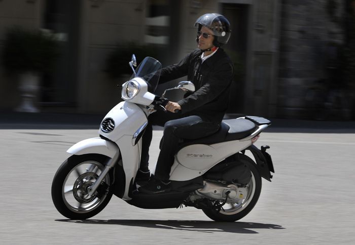 Νέο Aprilia Scarabeo 125/200ie Νέο Aprilia Scarabeo 125/200ie