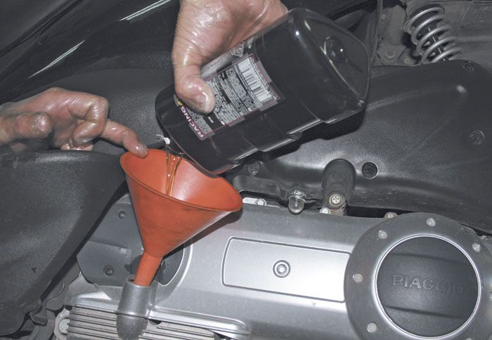 Η αλλαγή των λαδιών πρέπει να γίνεται ύστερα από ζέσταμα του κινητήρα.	