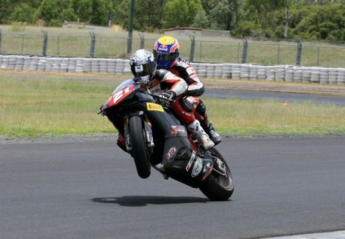 Ο Mark Webber πάνω στη Ducati 1198