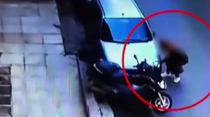 Παγκράτι: Αναζητείται γυναίκα που σκάει λάστιχα αυτοκινήτων! Παγκράτι: Αναζητείται γυναίκα που σκάει λάστιχα αυτοκινήτων!