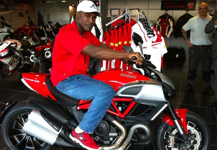 O πεντάκις παγκόσμιος πρωταθλητής πάνω στο Diavel. Ο τελευταίος άνθρωπος που θέλεις να εκνευρίσεις στο δρόμο …
