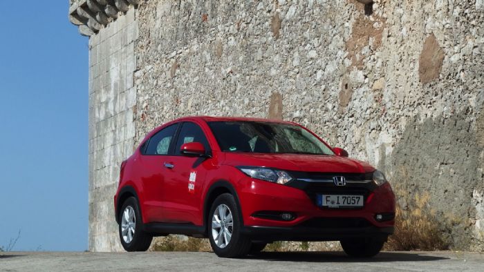 Το εμπρός μέρος έχει σχεδιαστικές αναφορές από Civic αλλά και CR-V.