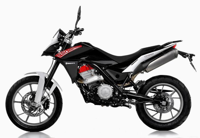 Στα 6.990 ευρώ θα βρίσκεται η τιμή του νέο TR 650 Strada, με το ABS να περιλαμβά Στα 6.990 ευρώ θα βρίσκεται η τιμή του νέο TR 650 Strada, με το ABS να περιλαμβάνεται στον εξοπλισμό του.