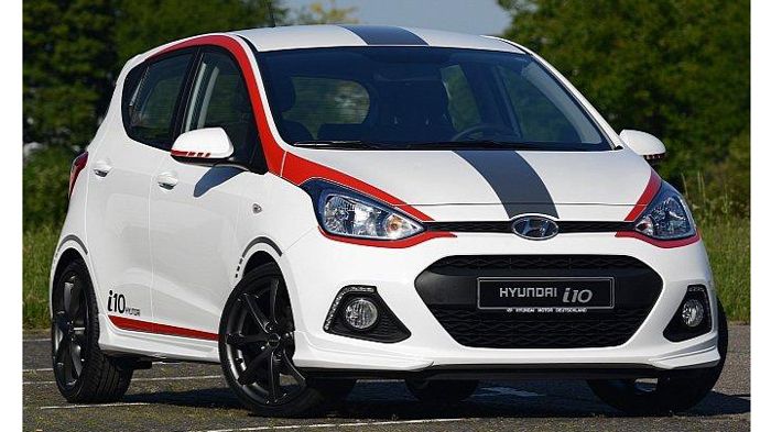 Το Hyundai i10 Sport διαθέτει ζάντες αλουμινίου 17 ιντσών, φώτα ημέρας LED, διαφορετικά πλευρικά μαρσπιέ και γραφικά σε μαύρο-κόκκινο χρώμα. 