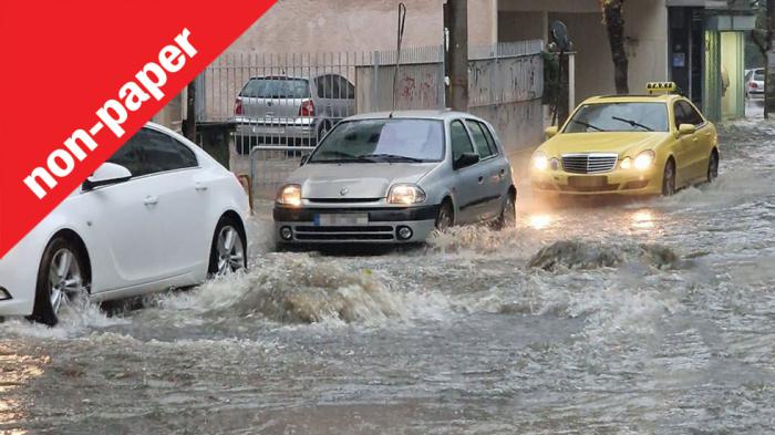 Γιατί κάθε φορά είμαστε στο ίδιο έργο θεατές;