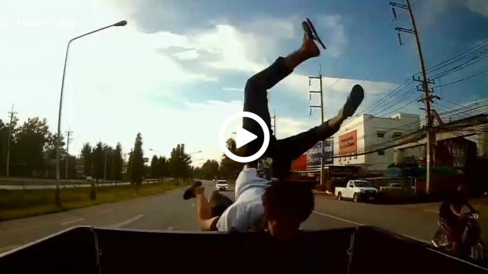 Από τη μηχανή με τούμπα στην καρότσα του Pick-Up Από τη μηχανή με τούμπα στην καρότσα του Pick-Up