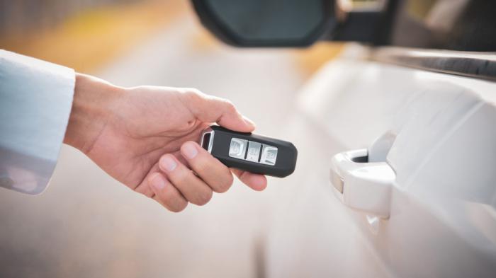 Keyless: Πώς ξεκλειδώνεις το αμάξι αν τελειώσει η μπαταρία στο κλειδί;