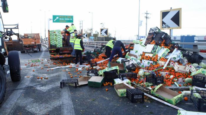 Χάος στον Κηφισό: Φορτηγό τούμπαρε & γέμισε ο δρόμος πορτοκάλια