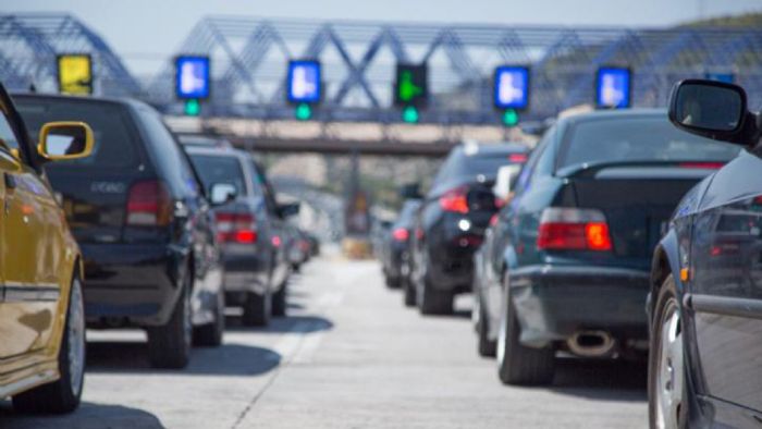 Έτσι γλιτώνεις την ουρά στα διόδια χωρίς να έχεις e-pass