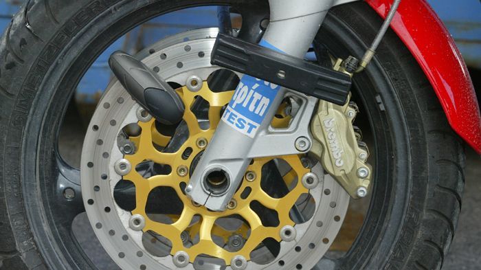 Συνδυάστε περισσότερες από μία κλειδαριές για να ασφαλίσετε τη μοτοσικλέτα σας και ποτέ – μα ποτέ – μην την αφήνετε ξεκλείδωτη, έστω και για λίγο.