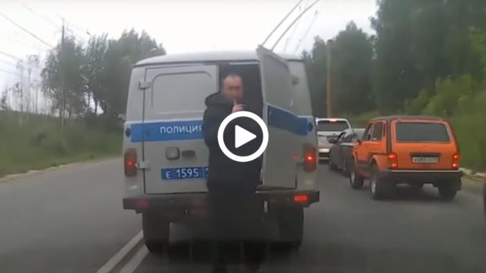 Κακοποιός φεύγει κύριος από κλούβα Κακοποιός φεύγει κύριος από κλούβα