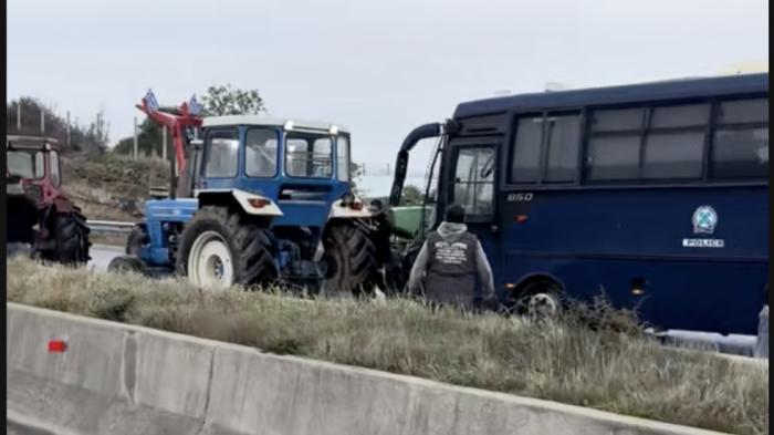 «Ράλι θανάτου» από κλούβα των ΜΑΤ στον Προμαχώνα εμβολίζει τρακτέρ – Ε «Ράλι θανάτου» από κλούβα των ΜΑΤ στον Προμαχώνα εμβολίζει τρακτέρ – ΕΔΕ από την ΕΛ.ΑΣ.