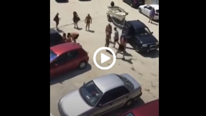 Κλωτσοπατινάδα σε παραλία της Χαλκιδικής για μια... βάρκα Κλωτσοπατινάδα σε παραλία της Χαλκιδικής για μια... βάρκα