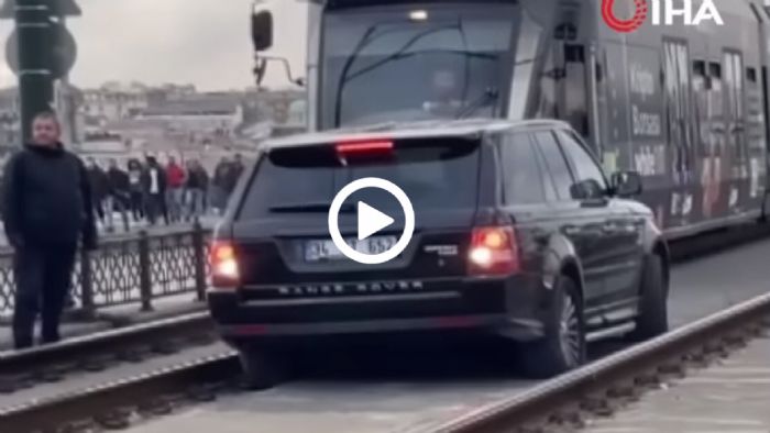 Τούρκος έκοψε δρόμο από το Τραμ, κόλλησε και έκανε και το μάγκα Τούρκος έκοψε δρόμο από το Τραμ, κόλλησε και έκανε και το μάγκα