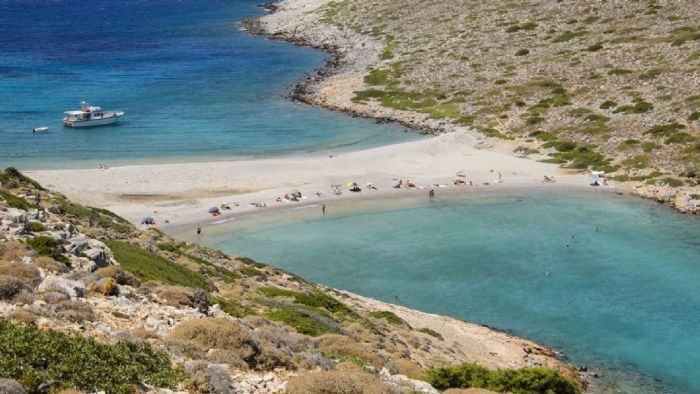 Αστυπάλαια: Για βουτιές σε ξανθιά διπλή παραλία