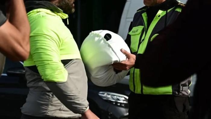 Η Τροχαία μοίρασε στο κέντρο της Αθήνας κλήσεις με κράνος -δώρο στους  Η Τροχαία μοίρασε στο κέντρο της Αθήνας κλήσεις με κράνος -δώρο στους παραβάτες