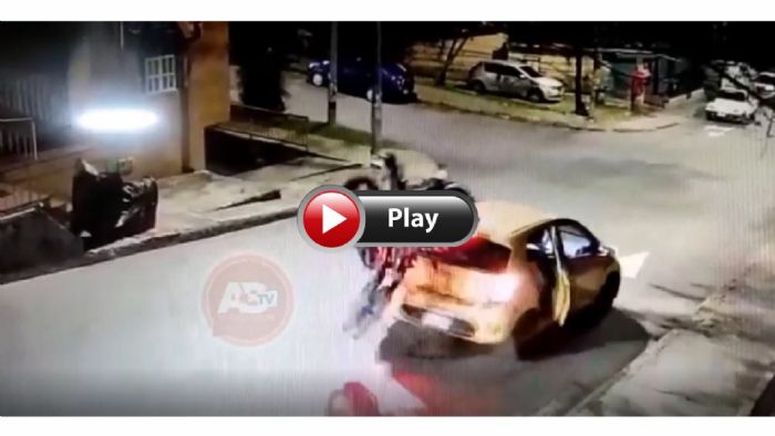 VIDEO: Κάρφωσε στο παρκαρισμένο κι έκατσε στην οροφή! VIDEO: Κάρφωσε στο παρκαρισμένο κι έκατσε στην οροφή!
