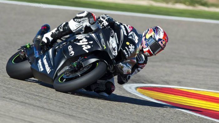 Ταχύτατος με το καλημέρα, ο Jonathan Rea, στη σέλα του νέου ZX-10R. Μεγάλος χορη Ταχύτατος με το καλημέρα, ο Jonathan Rea, στη σέλα του νέου ZX-10R. Μεγάλος χορηγός του η Red Bull, ενώ του Sykes, το αντίπαλο δέος, Monster Energy.