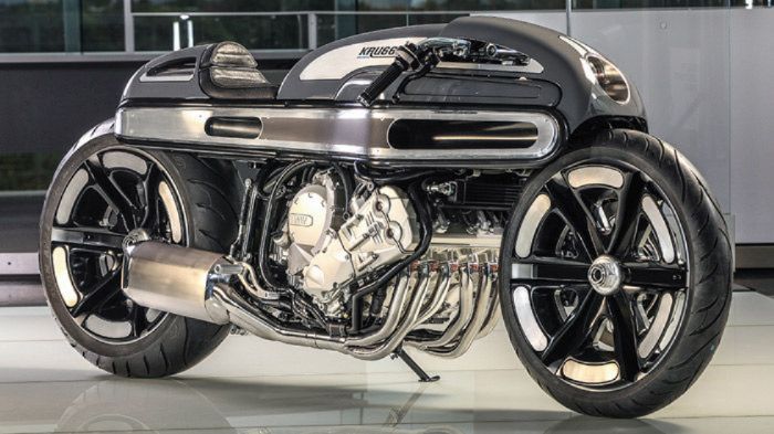 Art Deco αισθητική, hand-made κοστούμι από αλουμίνιο, σχεδιασμένο όχι σε CAD πρό Art Deco αισθητική, hand-made κοστούμι από αλουμίνιο, σχεδιασμένο όχι σε CAD πρόγραμμα, αλλά σε τρεις διαστάσεις, για μια εκπληκτική μοτοσικλέτα.