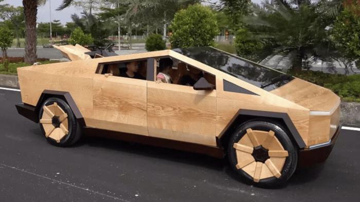 Το προσωπικό Tesla Cybertruck του Elon Musk είναι φτιαγμένο από.. ξύλο!