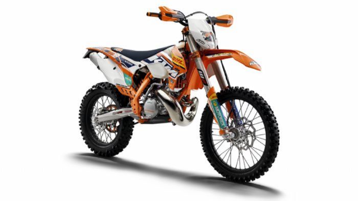 Τα FACTORY EDITION περιλαμβάνουν αυθεντικά εργοστασιακά γραφικά, πορτοκαλί πλάκε Τα FACTORY EDITION περιλαμβάνουν αυθεντικά εργοστασιακά γραφικά, πορτοκαλί πλάκες τιμονιού CNC, και τη σέλα με τα λογότυπα SDV.