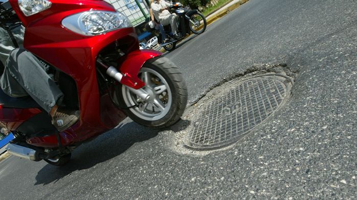 Οι λακκούβες που συνοδεύουν καπάκια υπονόμων είναι συνήθως σε ευθεία γραμμή και εύκολα προβλέπεις τη θέση τους.