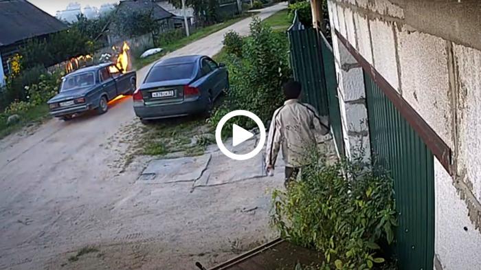 Παλιό Ι.Χ. λαμπαδιάζει σε δευτερόλεπτα  Παλιό Ι.Χ. λαμπαδιάζει σε δευτερόλεπτα