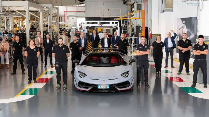 Κάτω από το καπό της Lamborghini Aventador SVJ Roadster βρίσκεται ο V12 ατμοσφαιρικός κινητήρας ο οποίος προσφέρει 770 ίππους.