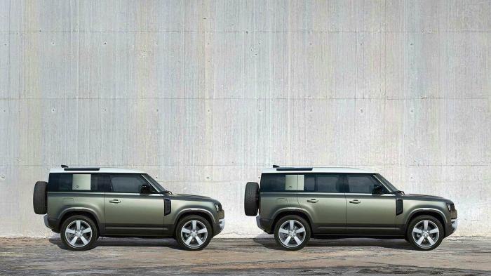 Στην εικόνα βλέπετε τα Land Rover Defender 90 και 110. 