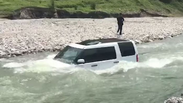 Τσιγκούνης πλένει Land Rover σε ποτάμι (+video)