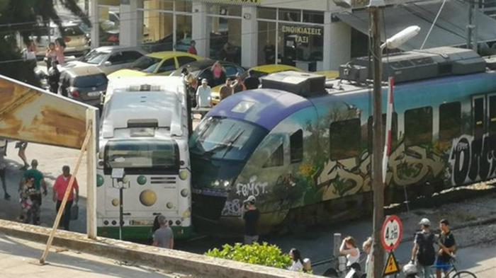Σύγκρουση λεωφορείου με Προαστιακό στη Λιοσίων