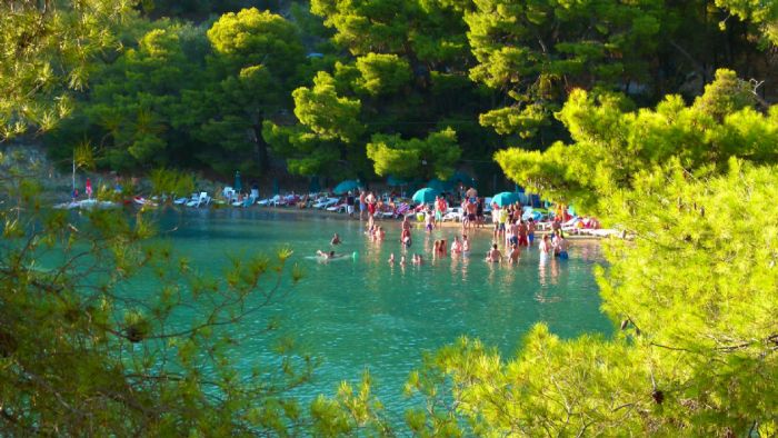 Πόρος: Βουτιές στο Λιμανάκι της Αγάπης