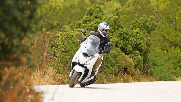 Το μικρό Majesty βασιλεύει στις αστικές συνθήκες, με όπλα του την ευελιξία, την Το μικρό Majesty βασιλεύει στις αστικές συνθήκες, με όπλα του την ευελιξία, την υψηλή τελική ταχύτητα και την οικονομία καυσίμου.