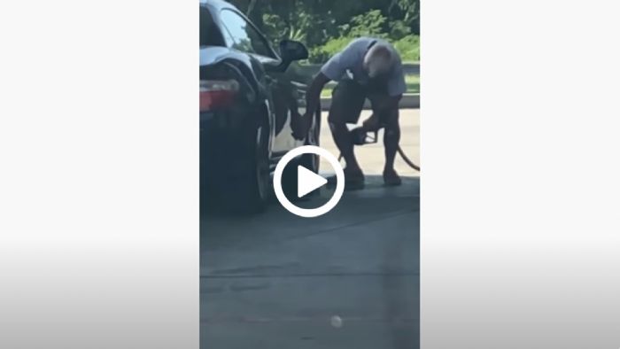 Πλένει την Mercedes με βενζίνη αντί για νερό! Πλένει την Mercedes με βενζίνη αντί για νερό!