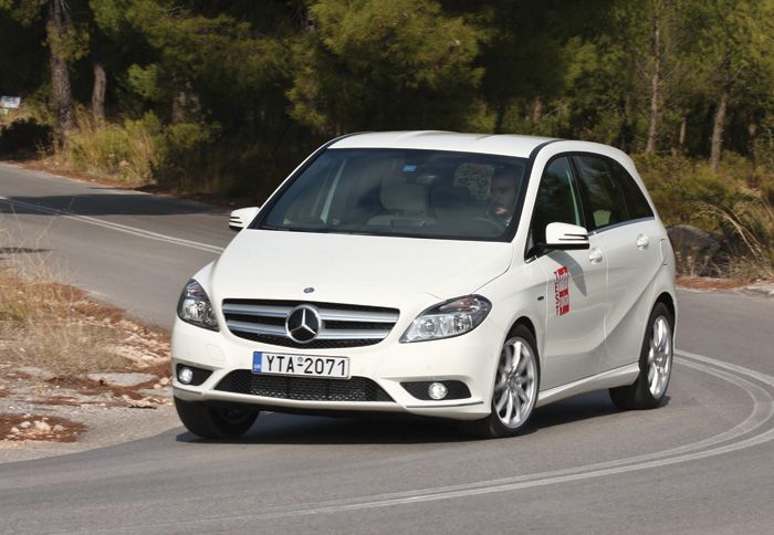 Πολύ πιο σίγουρη και ομαλή στις αντιδράσεις της εμφανίζεται η νέα B-Class στις 
στροφές αποκτώντας πλέον και έναν σπορτίφ χαρακτήρα που έλειπε.