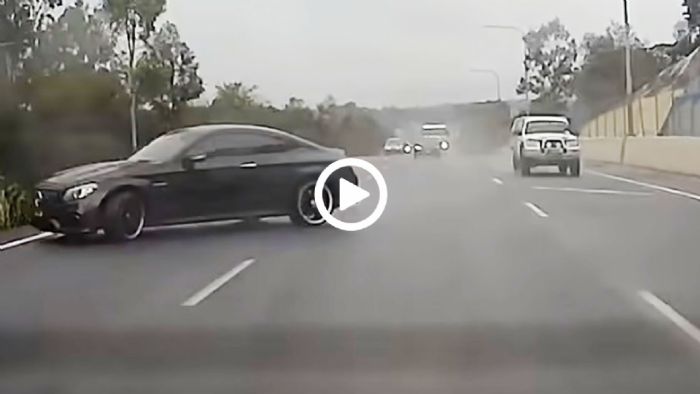 Έριξε Mercedes στα δέντρα ενώ πήγαινε... ευθεία!