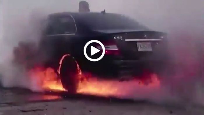 Mercedes βάζει φωτιά στο δρόμο