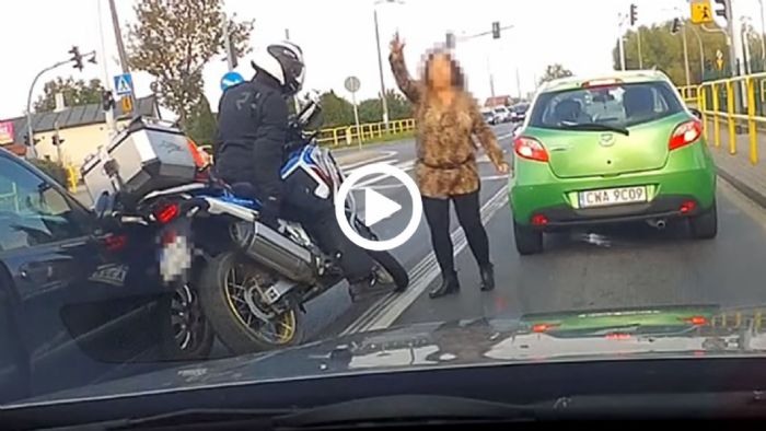 Μηχανόβιος της συμφοράς τρώει δίκαιο κράξιμο από κυράτσα 