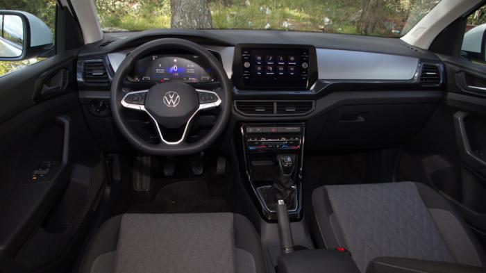 Το VW T-Cross έχει το πιο ποιοτικό εσωτερικό από τα τρία μοντέλα, με τον ψηφιακό πίνακα Digital Cockpit Pro των 10,25 ιντσών (+260¤) και την μεγάλη οθόνη των 9,2 ιντσών να περιλαμβάνονται σε προαιρετι