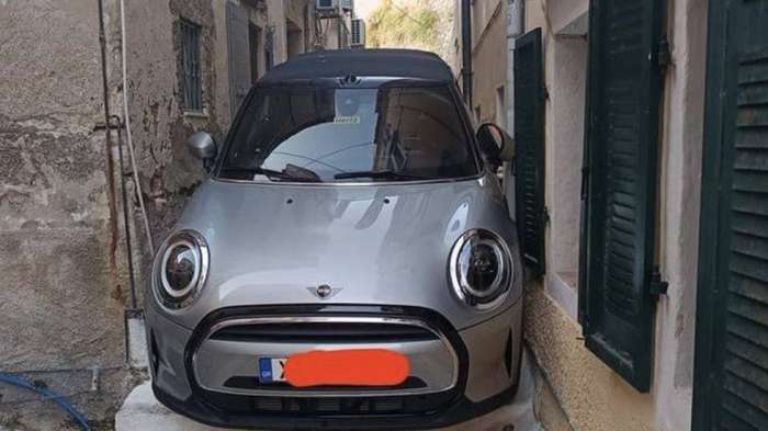 Αυτοκίνητο σφήνωσε σε καντούνι στην Κέρκυρα! Αυτοκίνητο σφήνωσε σε καντούνι στην Κέρκυρα!