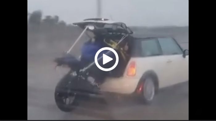 ΜINI Cooper μεταφέρει μοτοσυκλέτα στην βροχή ΜINI Cooper μεταφέρει μοτοσυκλέτα στην βροχή