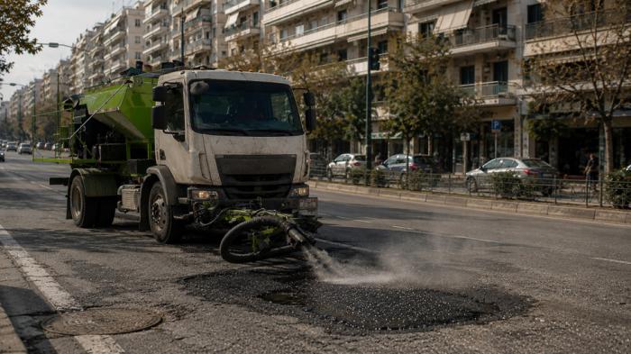 Μηχάνημα κλείνει τις λακούβες σε λίγα λεπτά -Σε ποια ελληνική πόλη;