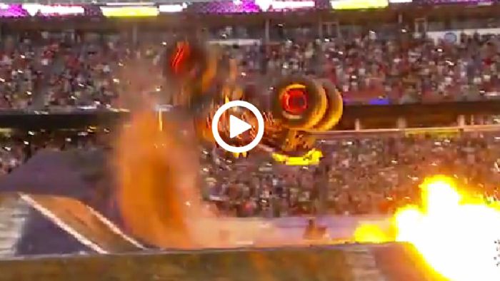 Απίστευτο άλμα από monstertruck Απίστευτο άλμα από monstertruck